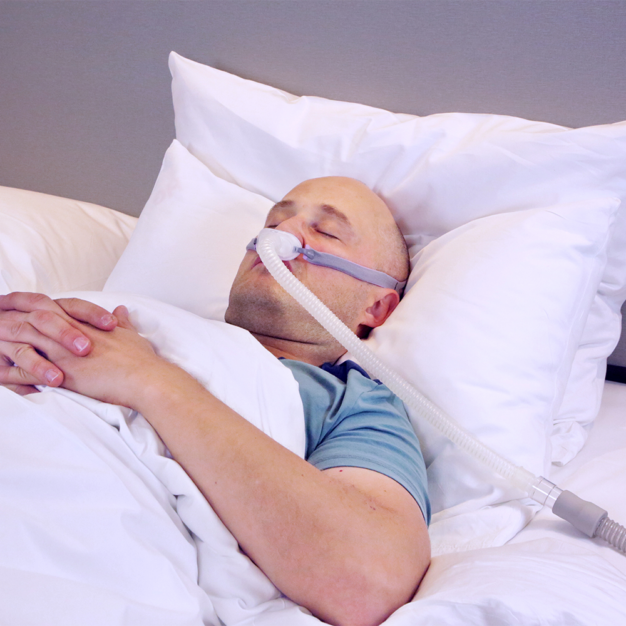 ResMed AirFit P10 CPAP-Nasenpolstermaske getragen 01